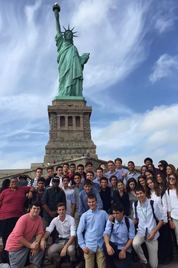 Alumnat davant l'Estatua de la Llibertat a Nova York